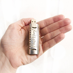 FlashHarp harmonica USB in hand