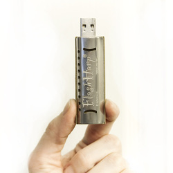 FlashHarp harmonica USB, upright, in thumb & index finger